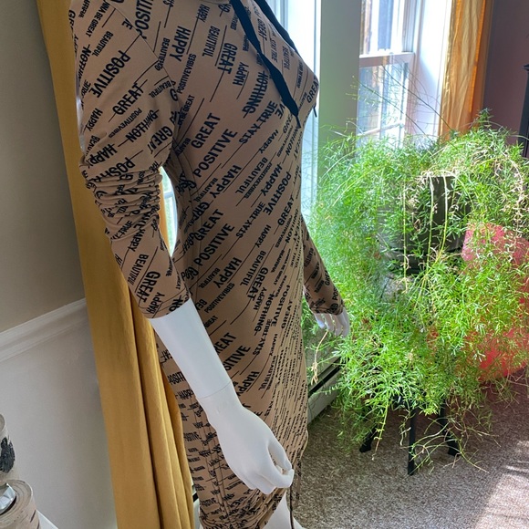 Ruched graphic dress. - Picture 8 of 8